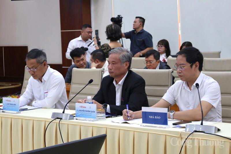 Các đại biểu thảo luận về các giải pháp tiết kiệm điện và phát triển điện mặt trời áp mái tại tọa đàm.