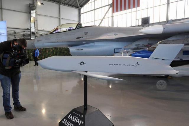 Tên lửa hành trình tầm xa AGM-158 JASSM của Mỹ. Ảnh: Getty