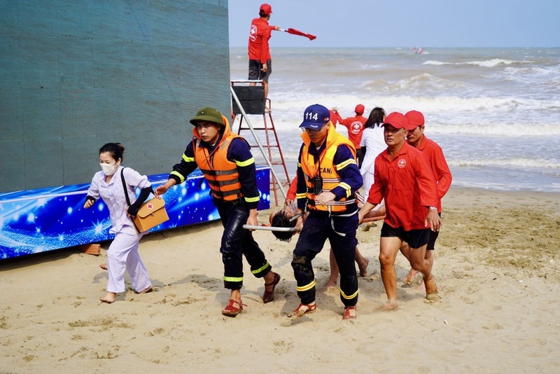 Nhân viên y tế thực hiện sơ cấp cứu ban đầu cho nạn nhân ngay sau khi được đưa vào bờ. Ảnh: Công an Thanh Hóa