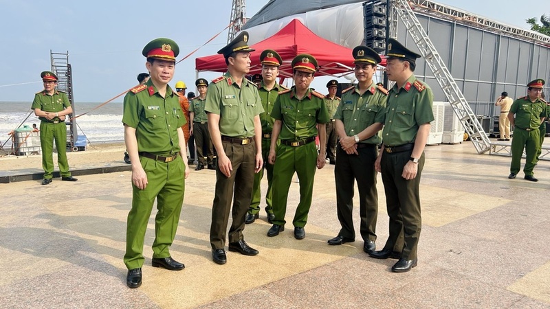 Lãnh đạo Công an tỉnh Thanh Hóa chỉ đạo Công an phường Sầm Sơn sẵn sàng lực lượng, phương tiện, quyết tâm bảo đảm an toàn cho mùa du lịch biển. Ảnh: Công an Thanh Hóa