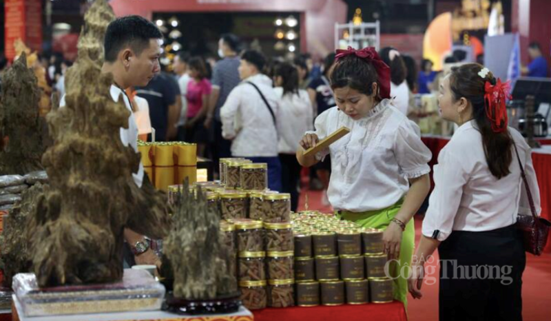 Du khách tham quan và mua sắm tại gian hàng trầm hương tại không gian lễ hội.