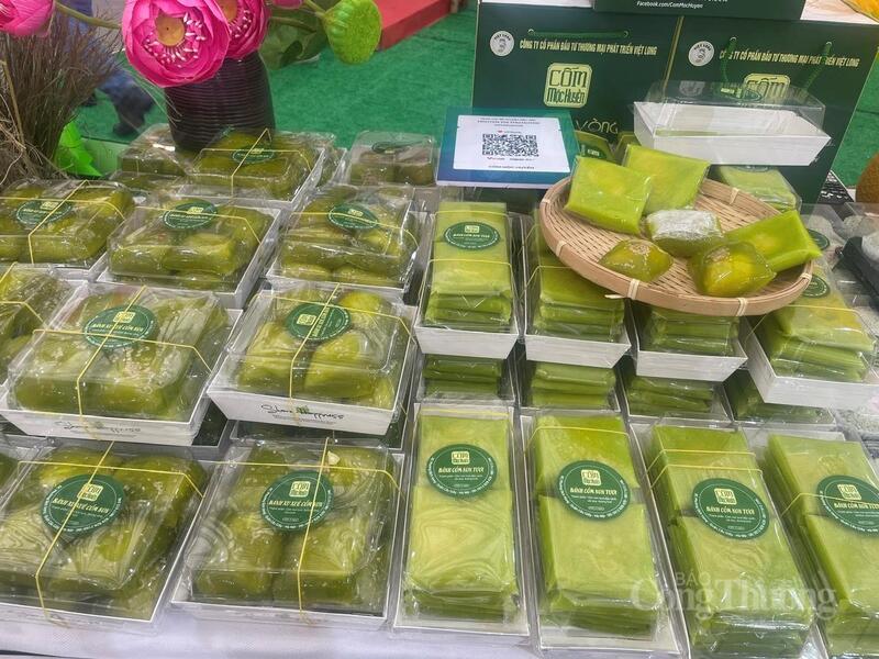 Các sản phẩm của Cốm Mộc Huyền tại không gian lễ hội