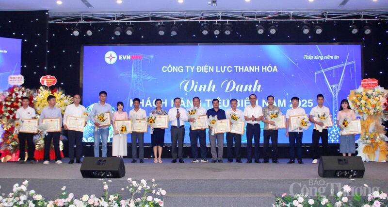 Ông Vũ Anh Tài - Thành viên Hội đồng thành viên Tổng công ty Điện lực miền Bắc và ông Hoàng Hải - Giám đốc Công ty Điện lực Thanh Hóa khen thưởng các đơn vị, doanh nghiệp điển hình trong công tác điều chỉnh phụ tải và sử dụng điện tiết kiệm, hiệu quả. Ảnh: Mạnh Lương