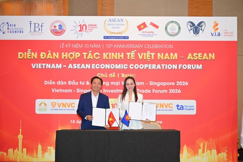 Lễ ký kết Biên bản ghi nhớ (MOU) giữa Liên đoàn Doanh nhân Quốc tế Việt Nam – Singapore (IBF) và Công ty AROBID. Ảnh Việt Hà