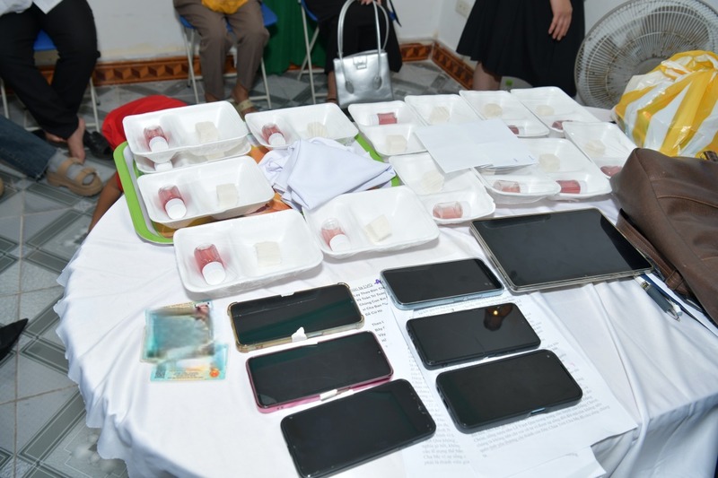 Nhiều tang vật, tài liệu liên quan đến hoạt động của các đối tượng trong hội nhóm “Hội thánh của Đức Chúa Trời Mẹ”. (Ảnh: Công an Quảng Trị)