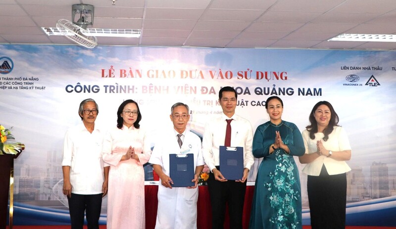 Chính thức bàn giao đi vào sử dụng Khu điều trị kỹ thuật cao. Ảnh: Diễm Phúc