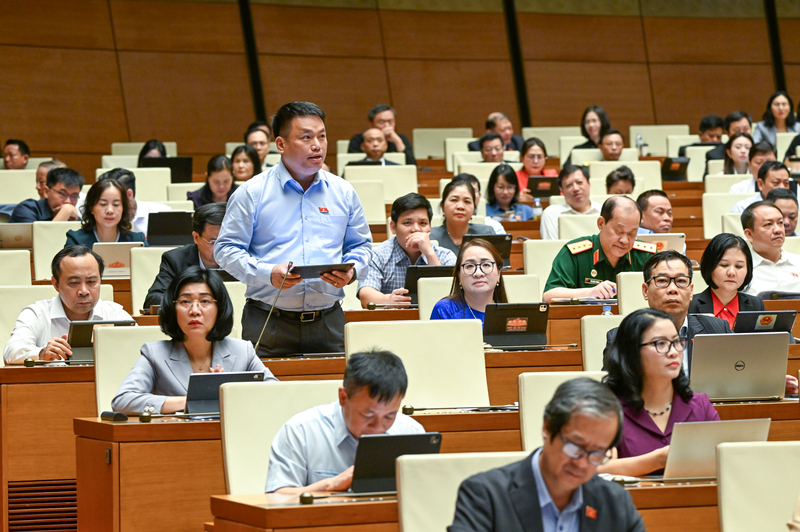 Đại biểu Đặng Ngọc Huy, đoàn Quảng Ngãi đề xuất, đã đến lúc ngành giáo dục quay trở về với giá trị cốt lỗi: dạy thật, học thật và thi thật.