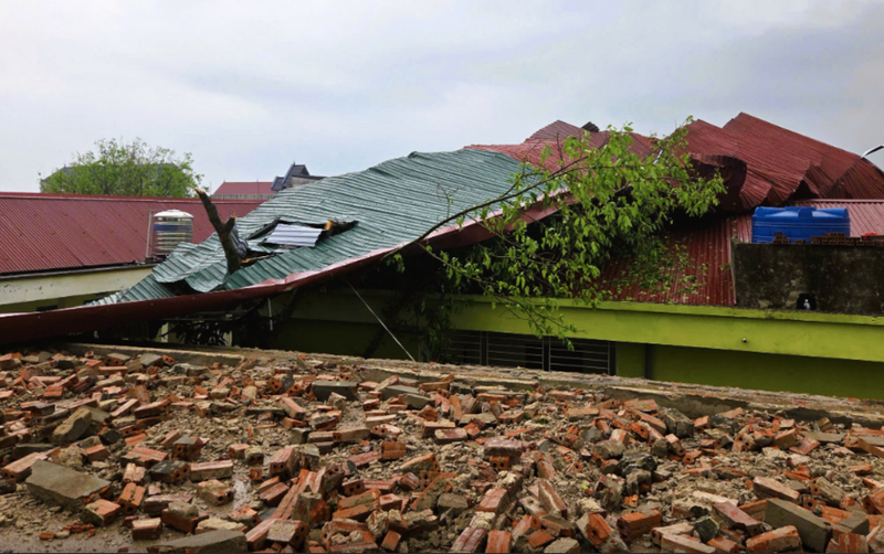 Dông lốc gây tốc mái một trường học ở Thanh Hóa. Ảnh: T.L