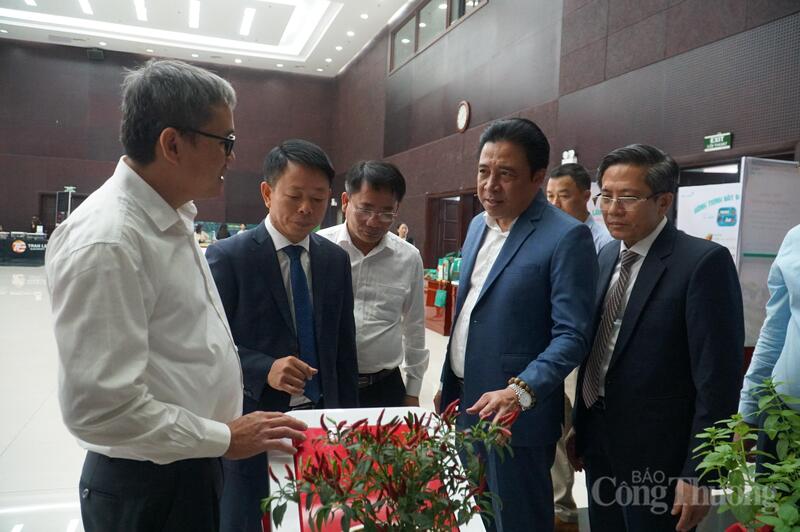 Các đại biểu tham quan các mô hình, giải pháp chuyển đổi xanh trên địa bàn TP. Đà Nẵng.