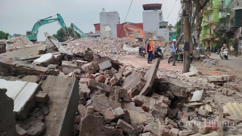 Những ngày này, đi dọc tuyến đường Bạch Đằng (phường Hồng Hà, Hà Nội), đặc biệt là khu vực ngõ 695 và phố Vạn Kiếp, không khí khẩn trương bao trùm khắp các khu dân cư.