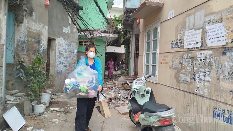 Người dân ngõ 482 phố Bạch Đằng di chuyển những vật dụng cần thiết đến nơi ở mới.