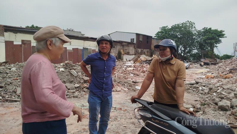 Người dân địa phương trao đổi thông tin về nơi ở mới của các hộ dân thuộc diện tái định cư dự án cầu Trần Hưng Đạo.