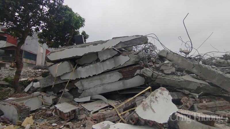 Khung cảnh hiện lên như một đại công trường ngổn ngang với những mảng tường đổ nát, gạch đá vương vãi...