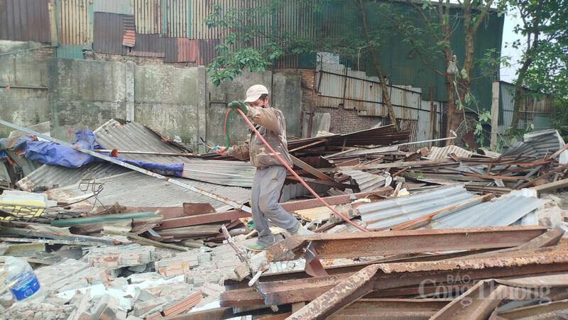 Công nhân thu dọn sắt thép trong công trường quá 12h trưa.