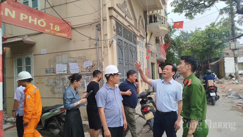 Ông Bùi Tuấn Anh (thứ 2 từ phải qua), Bí thư Đảng ủy phường Hồng Hà đã trực tiếp đến hiện trường trao đổi với người dân và chỉ đạo lực lượng chức năng tập trung tháo gỡ "điểm nghẽn" giải phóng mặt bằng tại ngõ 482 phố Bạch Đằng.