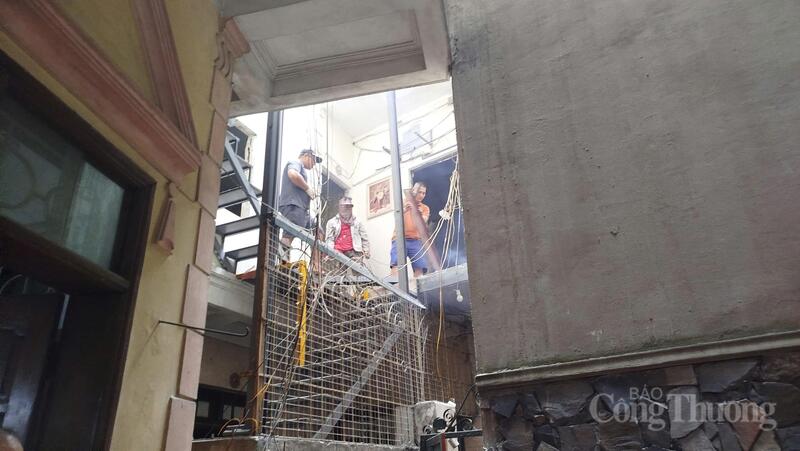 Tháo dỡ hàng rào sắt tại các công trình nhà ở trước khi phá dỡ các ngôi nhà thuộc diện di dời.