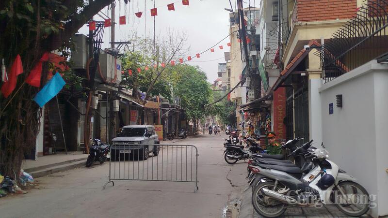 Lực lượng chức năng tổ chức hàng rào hạn chế phương tiện ra vào khu vực giải phóng mặt bằng trên phố Bạch Đằng.