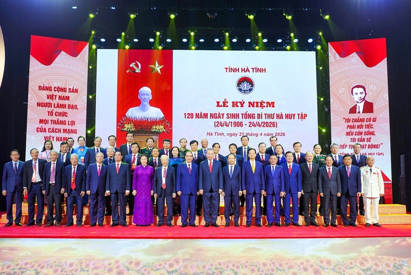 Lãnh đạo Đảng, Nhà nước cùng lãnh đạo địa phương chụp hình lưu niệm. Ảnh: Thành Sen