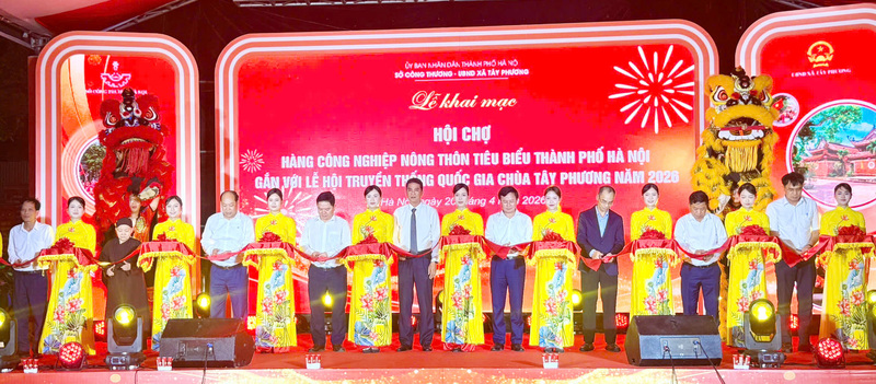 Khai mạc Hội chợ hàng công nghiệp nông thôn tiêu biểu thành phố Hà Nội gắn với Lễ hội truyền thống quốc gia chùa Tây Phương. Ảnh: Thùy Linh