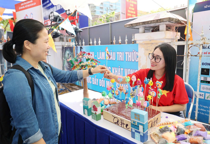 Nhiều hoạt động bên lề sự kiện được đông đảo người dân quan tâm. Ảnh: Mai Đông