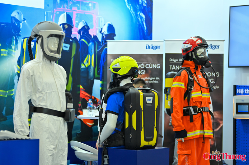 Nổi bật tại triển lãm là các giải pháp đến từ Dräger – thương hiệu quốc tế trong lĩnh vực thiết bị an toàn và bảo hộ lao động. Doanh nghiệp này giới thiệu nhiều dòng thiết bị cung cấp ô xy và hệ thống hỗ trợ hô hấp cá nhân, cho phép người lao động làm việc an toàn trong môi trường thiếu khí hoặc có khí độc. Các thiết bị có thiết kế nhỏ gọn, tích hợp công nghệ lọc và cấp khí hiện đại, phù hợp với điều kiện khắc nghiệt trong hầm lò.