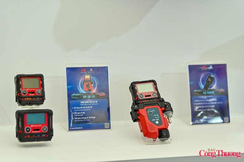 Bên cạnh đó, các bộ trang phục bảo hộ chuyên dụng, mũ bảo hộ tích hợp mặt nạ lọc khí và hệ thống đeo bình dưỡng khí cũng được trưng bày, mang đến giải pháp bảo vệ toàn diện cho công nhân mỏ. Trong ảnh là máy đo khí và giám sát khi của thương hiệu Riken Viet.