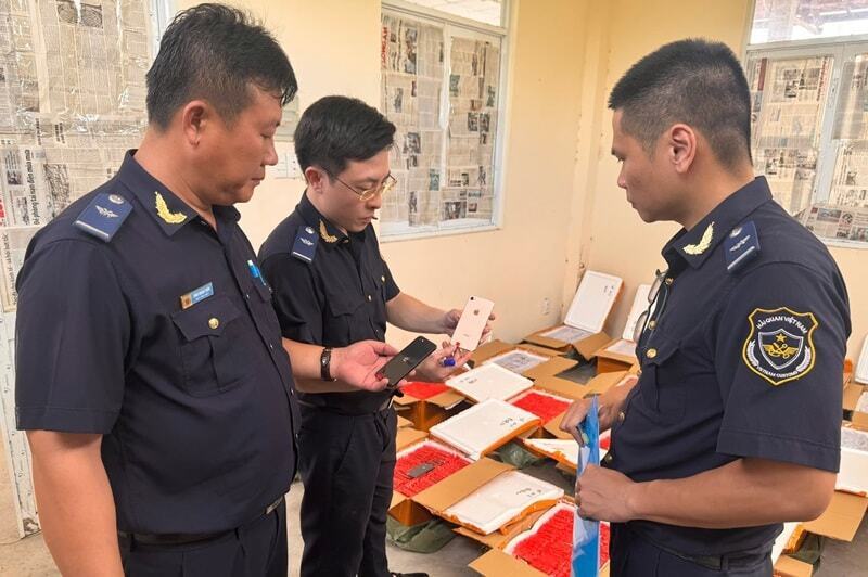 Lực lượng Hải quan liên tiếp phát hiện, bắt giữ hơn 17.000 sản phẩm vụ vi phạm về xuất xứ và ghi nhãn hàng hóa. Ảnh: DĐND