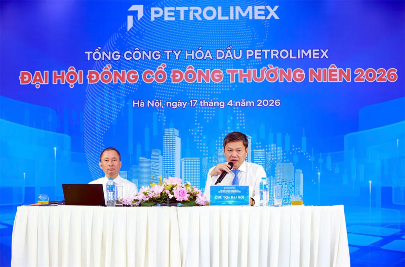 Ông Đỗ Hữu Tạo - Chủ tịch Hội đồng quản trị (bên phải) và ông Lê Quang Tuấn, thành viên Hội đồng quản trị tại đại hội