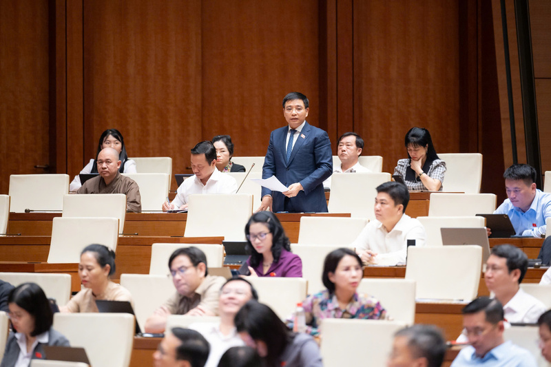 Phó Thủ tướng Chính phủ Nguyễn Văn Thắng phát biểu trước Quốc hội ngày 21/4