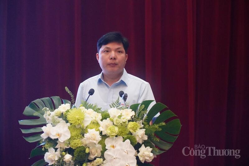 Ông Zhang Hui Yi - Phó Tổng giám đốc Công ty TNHH Thép đặc biệt Shengli Việt Nam phát biểu tại hội nghị