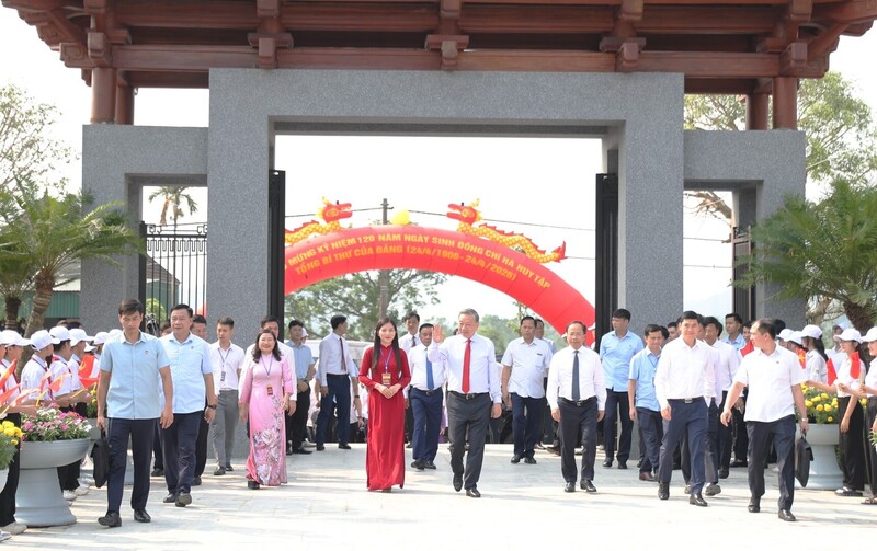 Tổng Bí thư, Chủ tịch nước Tô Lâm cùng đoàn công tác Trung ương đến dâng hương, dâng hoa tại khu mộ và khu lưu niệm Tổng Bí thư Hà Huy Tập. Ảnh: Thành Sen