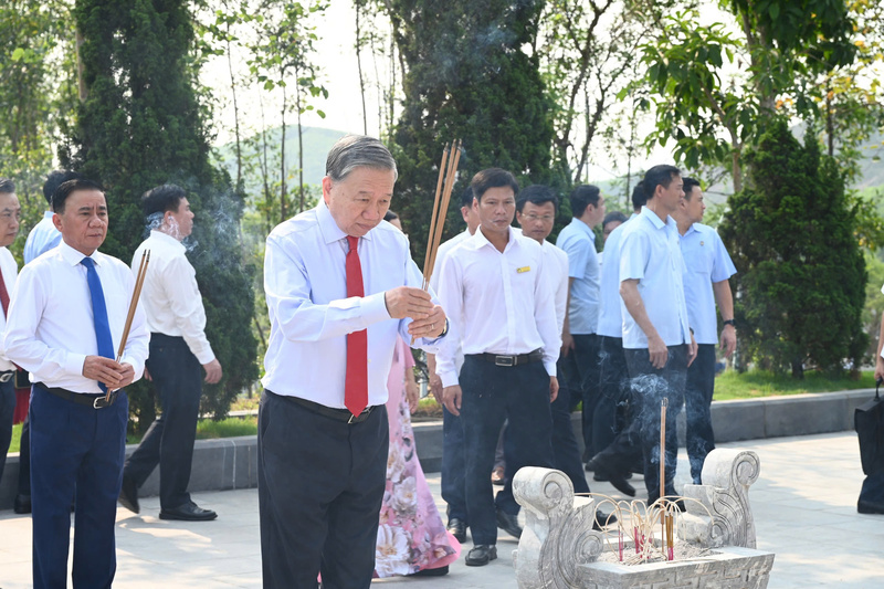 Tổng Bí thư, Chủ tịch nước Tô Lâm dâng hương tại khu mộ Tổng Bí thư Hà Huy Tập. Ảnh: Thành Sen