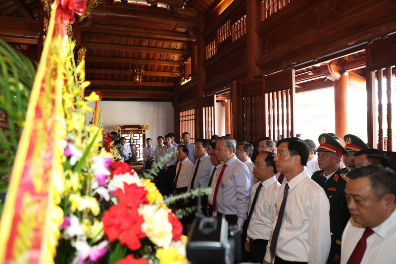 Tổng Bí thư, Chủ tịch nước Tô Lâm cùng đoàn công tác Trung ương, lãnh đạo địa phương dâng hoa tại khu lưu niệm Tổng Bí thư Hà Huy Tập. Ảnh: Thành Sen