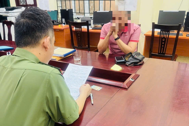 Công an phường Chương Mỹ lập hồ sơ xử phạt vi phạm hành chính đối với T.Đ.Q. Ảnh: Công an Hà Nội