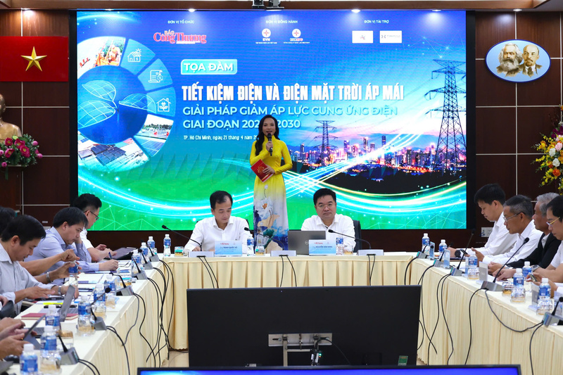 Ông Nguyễn Văn Minh, Tổng biên tập Báo Công Thương chủ trì tọa đàm.