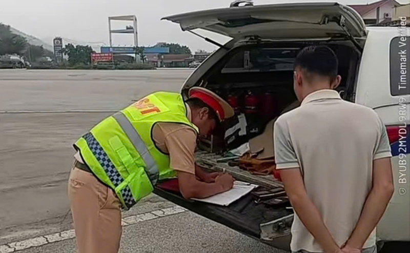 Lực lượng Cảnh sát giao thông lập biên bản xử lý một trường hợp lái xe vi phạm trên cao tốc ngày 20/4. Ảnh: Cục Cảnh sát giao thông