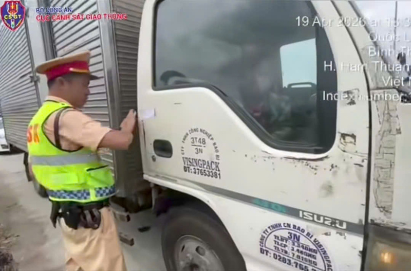 Lực lượng Cảnh sát giao thông tiến hành niêm phong phương tiện, tạm giữ xe tải vi phạm 7 ngày theo quy định. Ảnh: Cục Cảnh sát giao thông