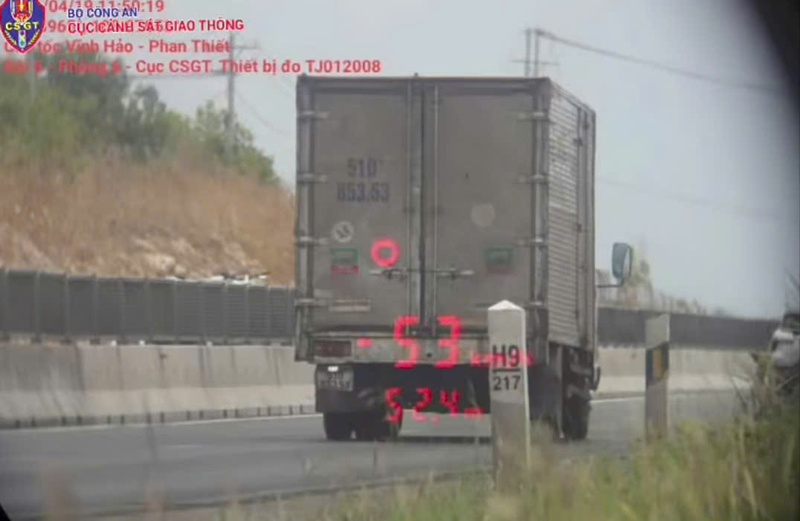 Xe tải biển kiểm soát 51D-853.53 vi phạm tốc độ tối thiểu trên đoạn đường có quy định tốc độ tối thiểu. Ảnh: Cục Cảnh sát giao thông