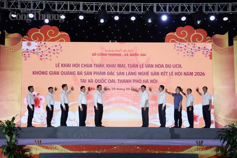 Đại biểu ấn nút khai mạc Tuần  lễ văn hóa du lịch, không gian quảng bá sản phẩm đặc sản làng nghề gắn kết lễ hội năm 2026. Ảnh: Lê Hà