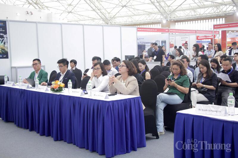 Các đại biểu và doanh nghiệp tham gia chương trình. Ảnh: P.C