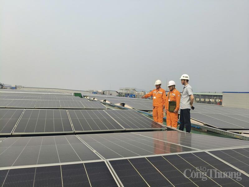 Công ty TNHH Precision Technology Component Fulian, Khu Công nghiệp Quang Châu, phường Nếnh, tỉnh Bắc Ninh lắp đặt điện mặt trời áp mái giảm áp lực cho hệ thống điện quốc gia. Ảnh: Thanh Hương
