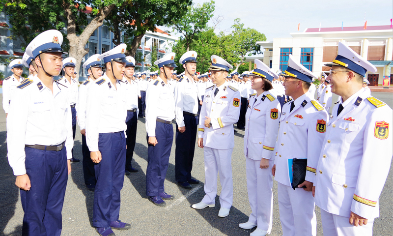 Chuẩn Đô đốc Nguyễn Hữu Thoan, Chính ủy Học viện Hải quân gặp gỡ, trao đổi với học viên tại lễ khai giảng năm học mới