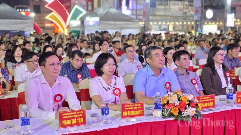 Sự kiện có sự tham dự của đại diện lãnh đạo tỉnh, các sở, ban, ngành, doanh nghiệp, cùng đông đảo người dân và du khách.