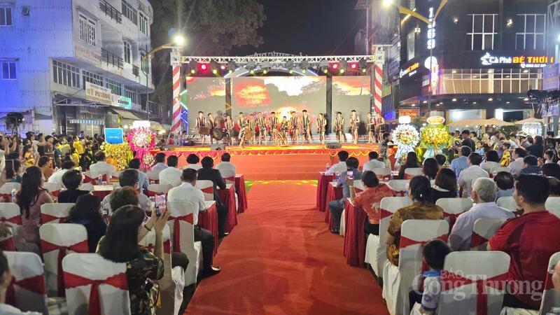 Lễ khánh thành Phố ẩm thực Diên Hồng với chủ đề “Điểm hẹn vị ngon và văn hóa”.