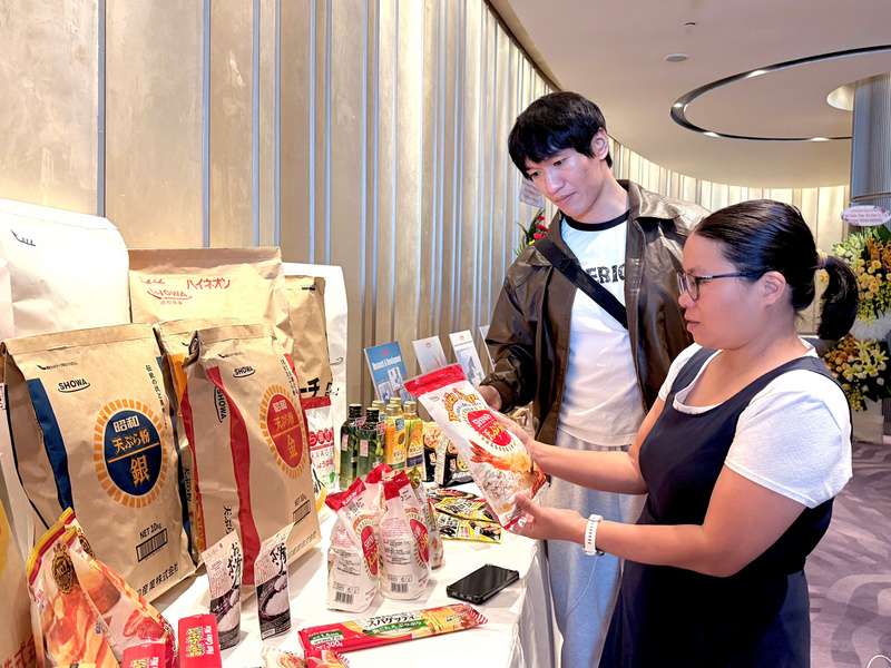 Người tiêu dùng Việt Nam tìm hiểu thông tin về dòng sản phẩm bột trộn sẵn tại sự kiện giới thiệu của Showa Sangyo. Ảnh: Minh Anh.