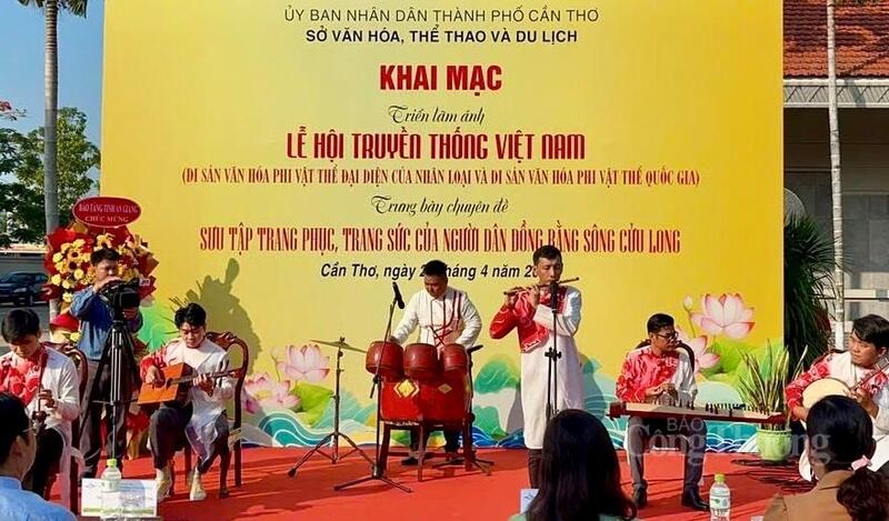 Chương trình văn nghệ tại triển lãm.