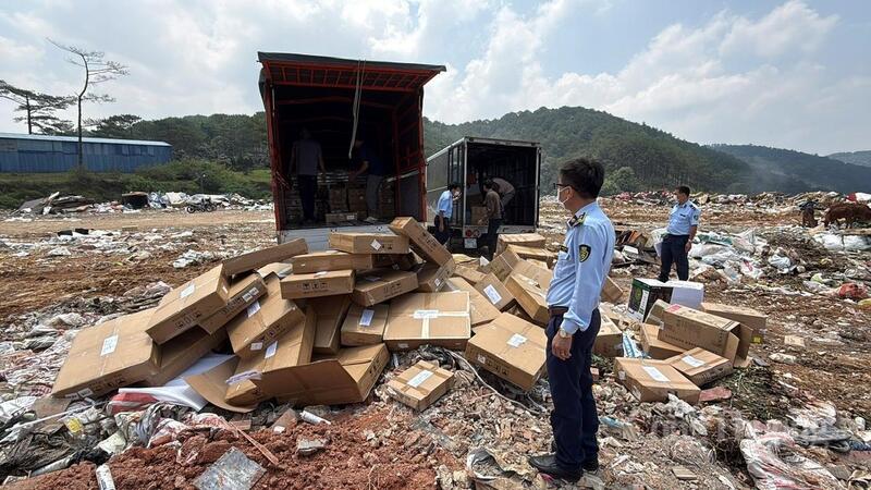 Các tang vật được vận chuyển đến nơi tập kết để tiêu hủy. Ảnh: Quốc Khánh