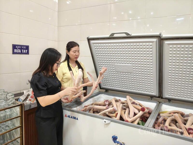 Các đơn vị chuẩn bị sản phẩm sẵn sàng cho “Tuần lễ sản phẩm Hà Tĩnh tại Thủ đô”. Ảnh: Dương Hùng