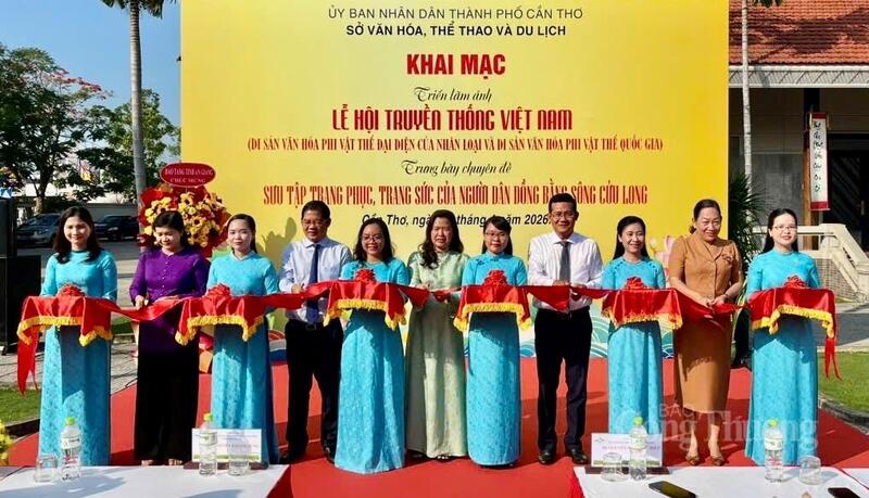 Nghi thức cắt băng khai mạc tại buổi lễ.