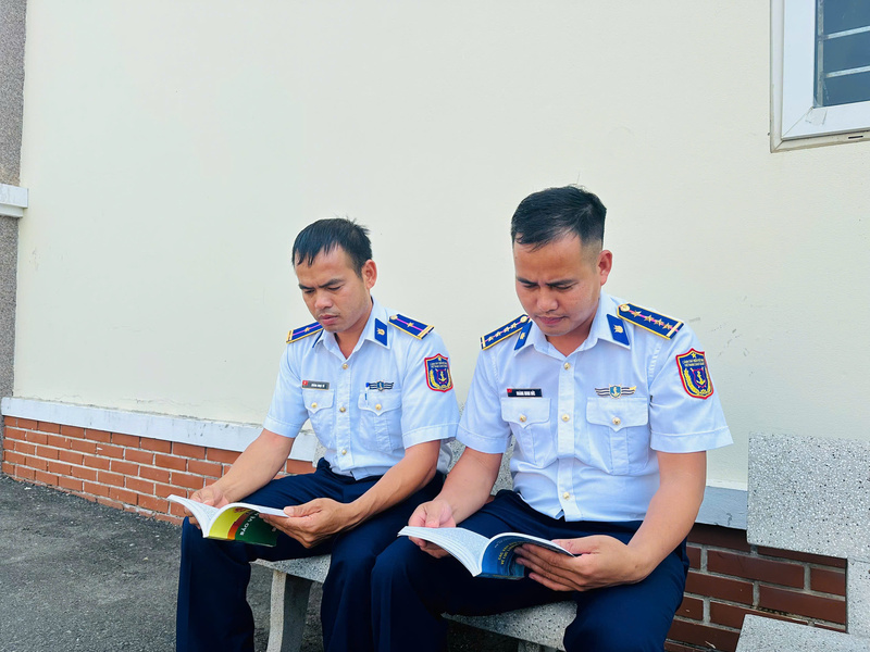 Thiếu tá Hoàng Ngọc Tú và Đại úy Hoàng Minh Đức. Ảnh: Tuấn Anh